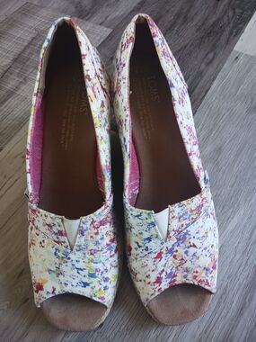 Toms White Multicolor Paint-Splatter Peep Toe Wedges